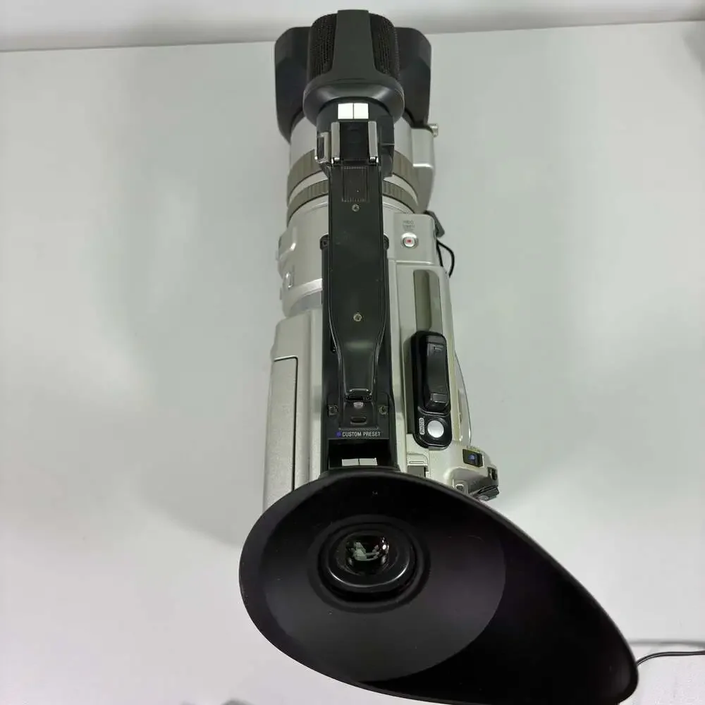 Sony DCR-VX2000 3CCD MiniDV Digital Handycam Camcorder with Accessories